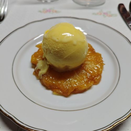 Ananas rôti flambé au rhum et sa glace vanille maison